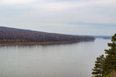 Güzel, geniş nehir sonbaharı ormanların arasında.