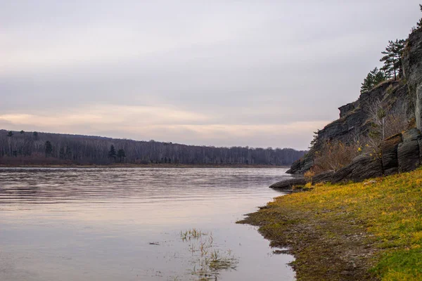 Beautiful, wide autumn river among forests and rocky shore. — Stock Photo, Image