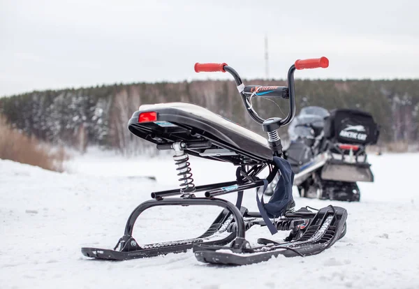 Uma moto de neve infantil está pronta para as crianças cavalgarem na neve — Fotografia de Stock