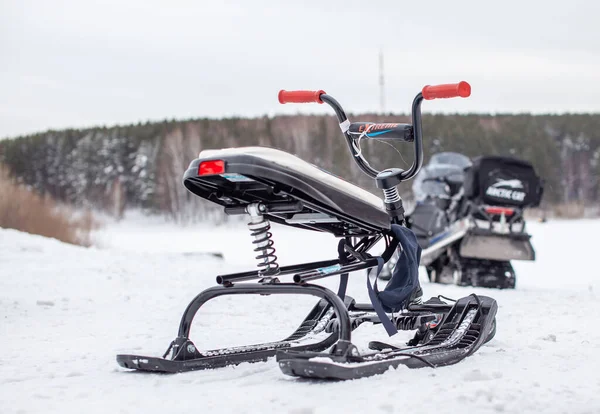 Ένα παιδικό snowmobile είναι έτοιμο για τα παιδιά να οδηγούν στο χιόνι — Φωτογραφία Αρχείου