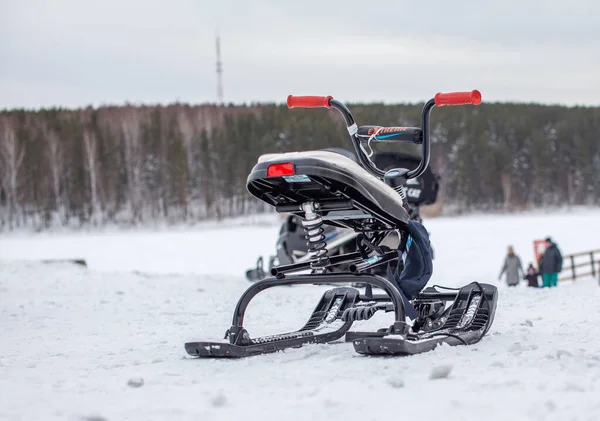 Una motoslitta per bambini è pronta per i bambini a cavalcare sulla neve — Foto Stock