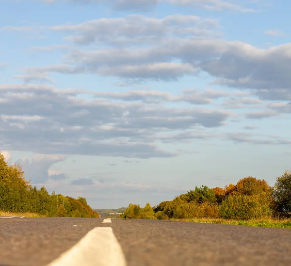 Uzun Beyaz Bir Şerit Yol Işareti Gibi Tarlalar Ormanlar Arasındaki — Stok fotoğraf