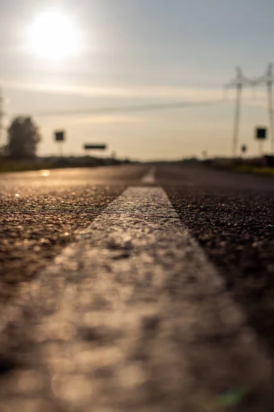 Uma Longa Faixa Branca Como Marcador Estrada Uma Estrada Distância — Fotografia de Stock