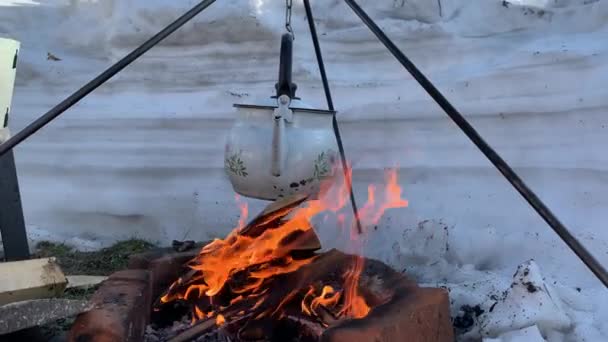 관광객 겨울에 모닥불 매달려 요리한다 — 비디오