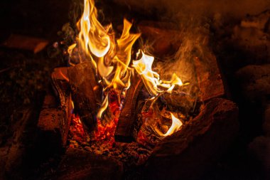 Soğuk kış gecelerinde kar altında bir kamp ateşi yanar. Ateşin alevi ısınır ve yanar. Alev, arkaplan