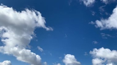 Açık beyaz bulutlar mavi gökyüzünde uçar. Bulut hareketi. Bir bahar bulutu manzarasının arka planı. Boşluğu kopyala 