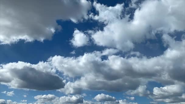 Nubes Blancas Claras Vuelan Través Del Cielo Azul Movimiento Nuboso — Vídeo de stock