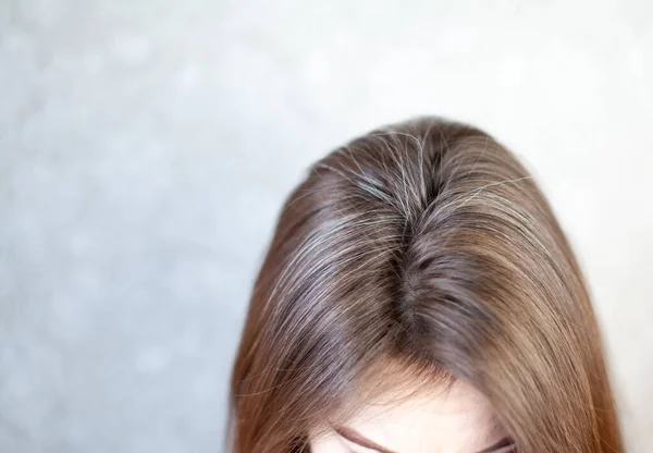 Head Woman Parting Gray Hair Woman Does Her Hair Brown — Stock Photo, Image