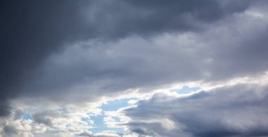 Fırtınadan önce şehrin üzerinde gri bulutlar olan dramatik bir gökyüzü. Fırtınadan önce ya da sonra hava.