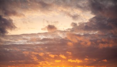 Şafaktan ya da gün batımından önce şehrin üzerinde turuncu bulutlar olan dramatik bir gökyüzü. Fırtınadan önce ya da sonra hava.