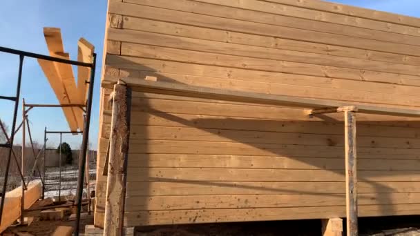 Строительство Нового Деревянного Дома Бани Процесс Постройки Подготовленных Деревянных Балок — стоковое видео