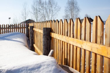 Kışın kar fırtınasından sonra çok kar yağar. Kar esaretinde evler.