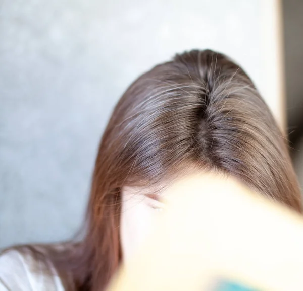 Голова Женщины Седыми Волосами Женщина Делает Прическу Каштановые Волосы Голове — стоковое фото