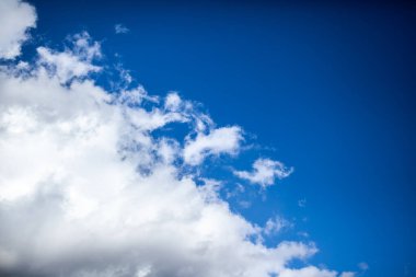 Mavi gökyüzünde büyük beyaz bulutlar. Metin için bir yer var. Doğadaki temizlik ve doğayla ilgilenme kavramı.