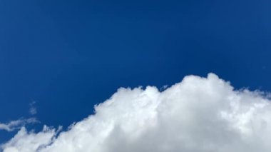 Açık beyaz bulutlar mavi gökyüzünde uçar. Bulut hareketi. Bir bahar bulutu manzarasının arka planı. Boşluğu kopyala