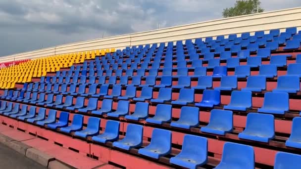 Scaune Galbene Verzi Roșii Albastre Rând Stadion Fără Jucător Public — Videoclip de stoc