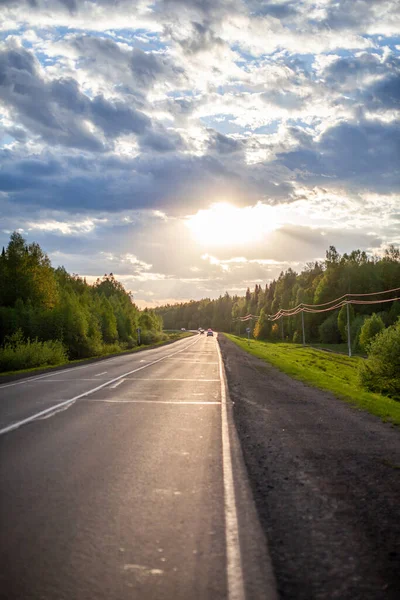 Venkovská Silnice Značkami Uprostřed Lesa Cesta Pohyb Vpřed Slunci Krásný — Stock fotografie