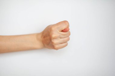 Kadın eli incir jesti gösteriyor, beyaz arka planda izole edilmiş.. 