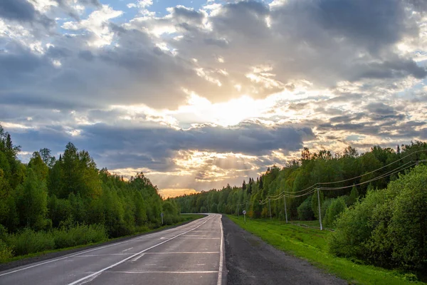 Ormanın Ortasında Işaretli Köy Yolu Yol Güneşte Ileri Hareket Baharda — Stok fotoğraf