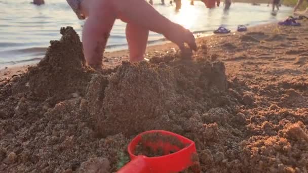 Seorang Anak Kecil Bermain Pantai Dekat Kolam Saat Matahari Terbenam — Stok Video