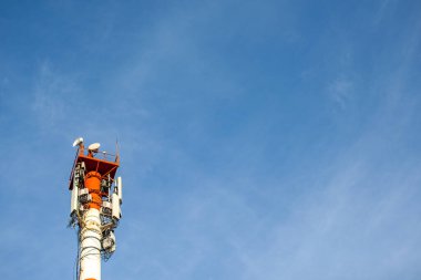Telekomünikasyon teknolojisi GSM 5G, 4G, 3G kulesi. Bir binanın çatısında cep telefonu antenleri. Telekomünikasyon direği televizyon antenleri alınıyor ve iletiliyor.
