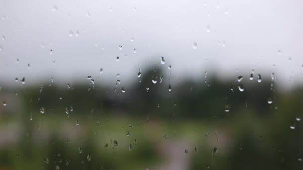 Deszczowy Dzień Przez Okno Niebie Budynki Miejskie Tło Krople Wody — Wideo stockowe