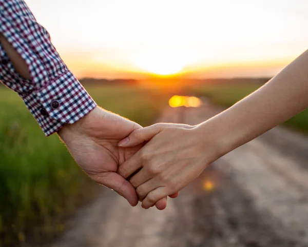 Concepto Amor Una Pareja Cogida Mano Durante Puesta Del Sol —  Fotos de Stock