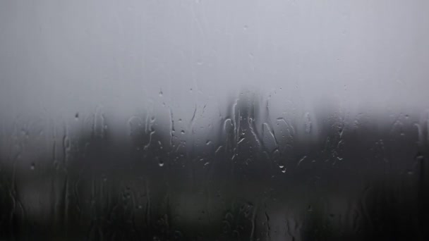 Deszczowy Dzień Przez Okno Niebie Budynki Miejskie Tło Krople Wody — Wideo stockowe
