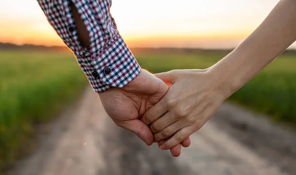 Concepto Amor Una Pareja Cogida Mano Durante Puesta Del Sol —  Fotos de Stock