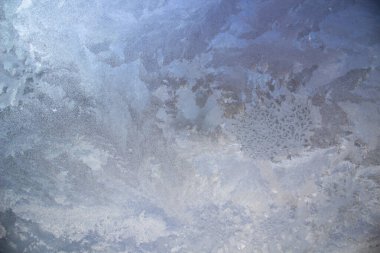 Camda desenli don izleri var. Kışın soğuk ve soğuk bir günde camdaki buz kristalleri.