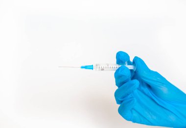 Doktor beyaz arka planda aşı şırıngası tutuyor. Coronovirüs iğnesi. Tehlikeli enfeksiyonlara karşı aşı ya da hastalıkların tedavisi