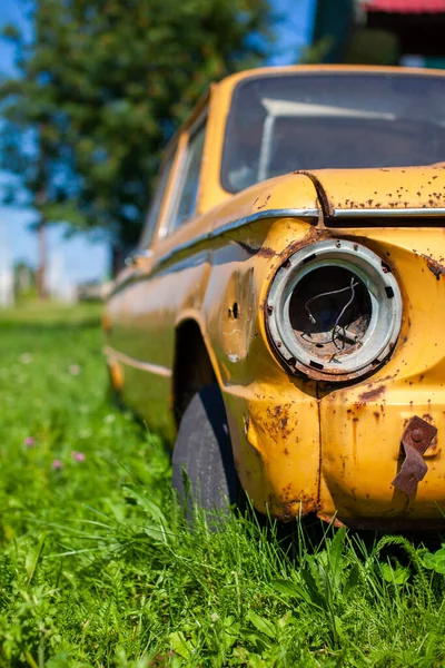 Old Yellow Wrecked Car Vintage Style Abandoned Rusty Yellow Car — Stock Photo, Image