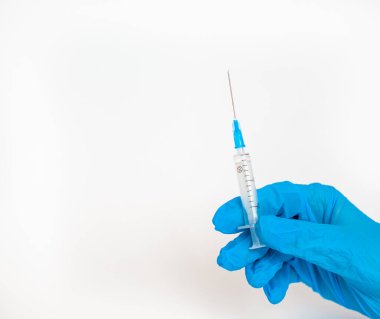 Doktor beyaz arka planda aşı şırıngası tutuyor. Coronovirüs iğnesi. Tehlikeli enfeksiyonlara karşı aşı ya da hastalıkların tedavisi