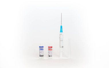 Kemerovo, Rusya, Temmuz 2021. Coronavirus aşısı bir doktorun elinde, bir şırınganın. Coronavirus Covid 19 aşısı Sputnik V, yerel adı GamcovidVac, Rusya 'da üretildi ve enjeksiyona hazır.