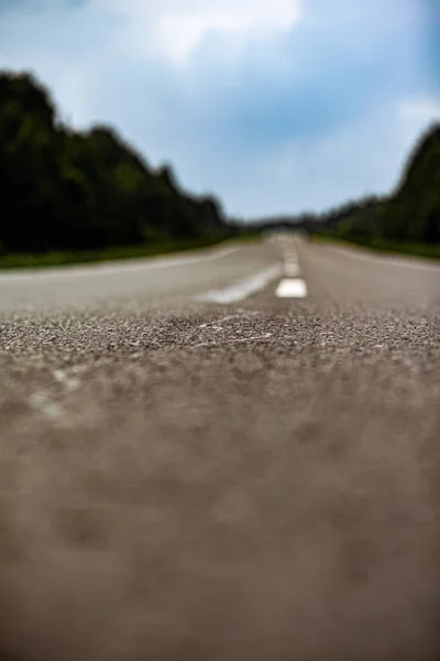 Doğa Arka Planında Bir Işaret Olan Düz Yol Gelecekte Açık — Stok fotoğraf