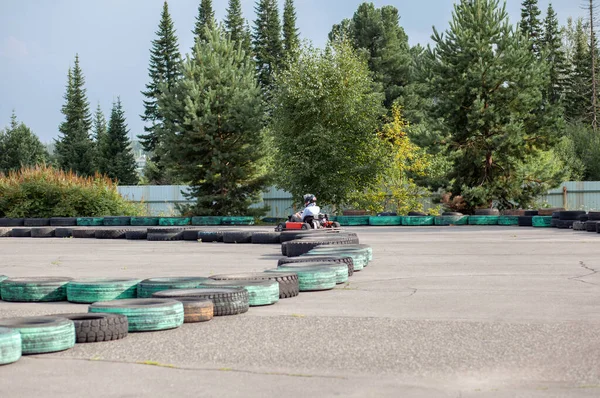 Una Chica Una Mujer Con Sombrero Duro Monta Karting Una — Foto de Stock