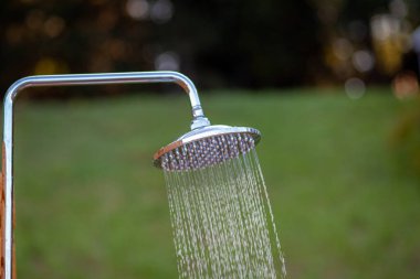 Tatil havuzuna atlamadan önce duş vücut için ahşap plaka direkli tasarım açık duş başlığı sopa.