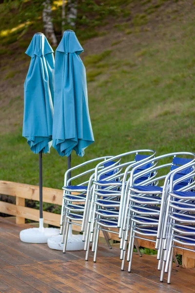 Stapelweise Gestapelte Metallstühle Neben Einem Sonnenschirm Einem Straßenrestaurant Café Oder — Stockfoto