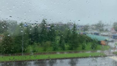 Gökyüzü ve şehir binalarının arka planında yağmurlu bir gün