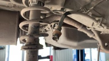 Araba, fren sisteminin tamiri için bir servis istasyonunda.