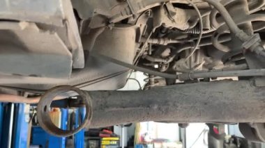 Araba, fren sisteminin tamiri için bir servis istasyonunda.