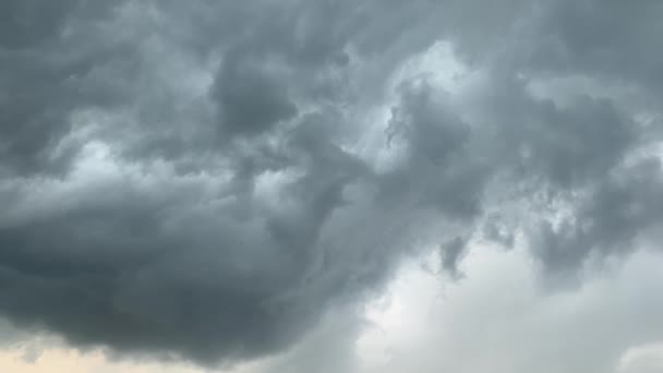 Drámai égbolt szürke felhőkkel a város felett a vihar előtt.. — Stock videók