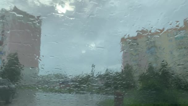 Regentag durch die Windschutzscheibe eines Autos im Hintergrund der Stadt — Stockvideo