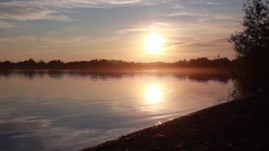 Küçük taşlardan yapılmış bir göl ya da nehrin kıyısına yakın.