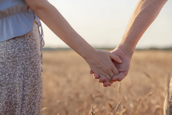 Concepto Amor Una Pareja Cogida Mano Durante Puesta Del Sol —  Fotos de Stock