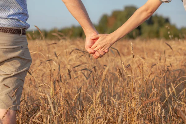 Concepto Amor Una Pareja Cogida Mano Durante Puesta Del Sol —  Fotos de Stock