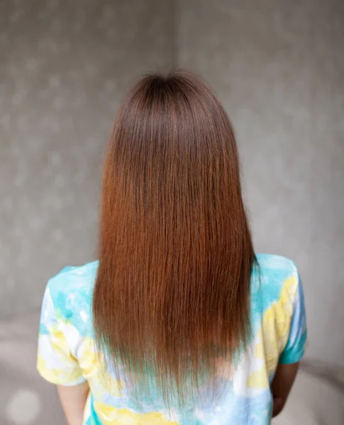 Una Chica Con Pelo Largo Liso Hermoso Castaño Cuidado Del — Foto de Stock