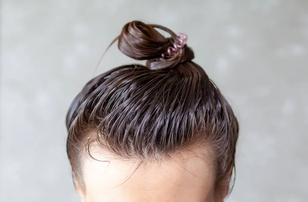 Lifestyle Woman Paints Henna Gray Hair Hair Coloring Self Care — Stock Photo, Image