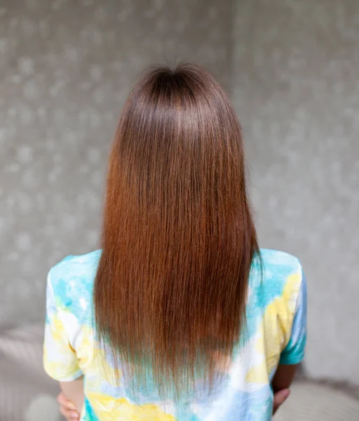 Dziewczyna Długimi Prostymi Pięknymi Brązowymi Włosami Pielęgnacja Włosów Domu — Zdjęcie stockowe
