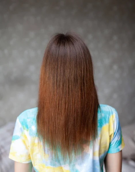 Uzun Düz Güzel Kahverengi Saçlı Bir Kız Evde Saç Bakımı — Stok fotoğraf